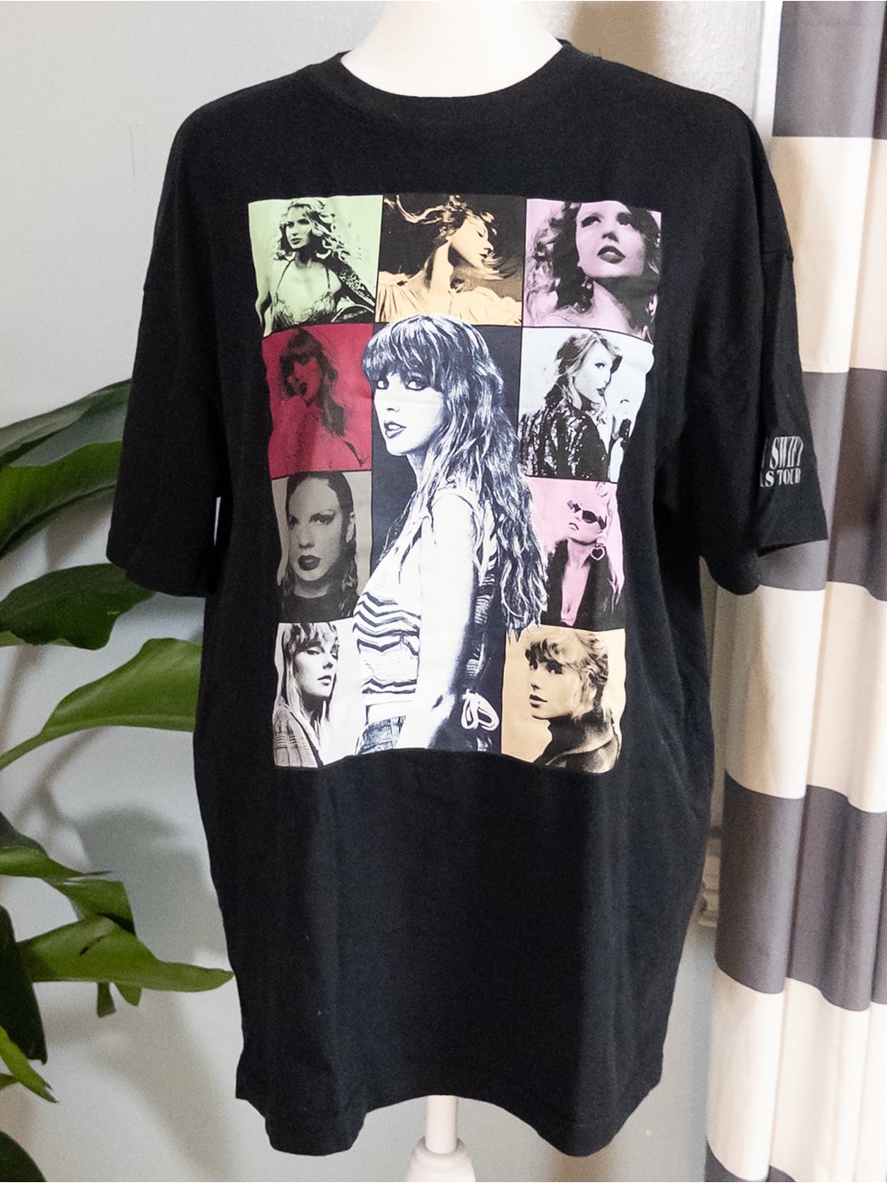 Official Taylor Swift The Eras Tour Black T-Shirt Size Small - Picture 2 of 9